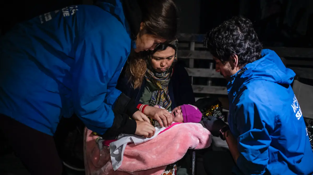 Naufragio cerca de isla griega deja una persona muerta y decenas desaparecidas